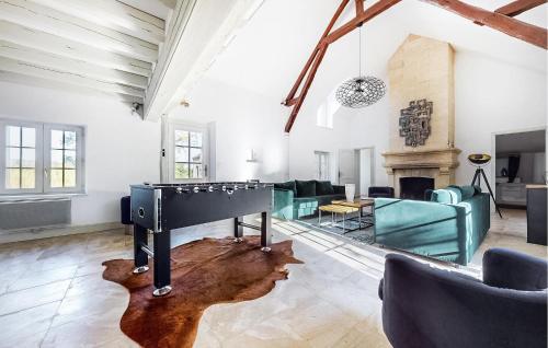 - un salon avec un piano au milieu dans l'établissement Stunning Home In Coullons With Wifi, à Coullons