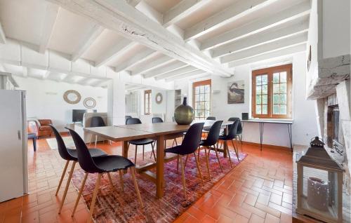 une grande salle à manger avec une table et des chaises dans l'établissement Stunning Home In Coullons With Wifi, à Coullons