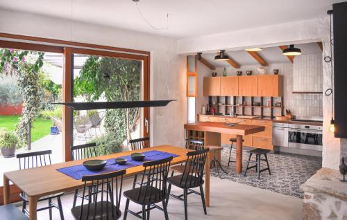 a kitchen and dining room with a table and chairs at Villa Maxima Agri in Poreč