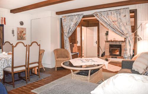 Χώρος καθιστικού στο 1 Bedroom Awesome Home In Båstad