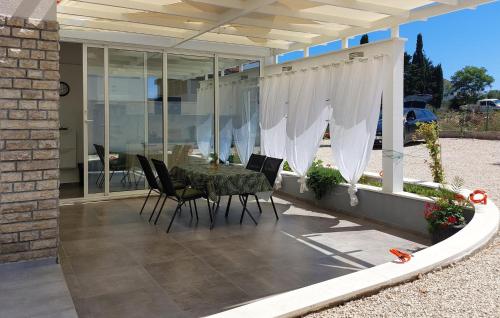 Beautiful Apartment In Ugljan With Wifi