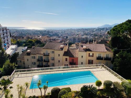 Photo de la galerie de l'établissement Splendide vue mer, terrasse, piscine et parking, au Cannet
