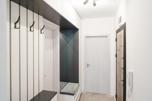 Un pasillo con armarios blancos y una pared negra. en Apartment Aria 3, en Velingrad