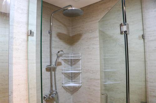 Ένα μπάνιο στο Nice and Relaxing 1BR at Gold Coast Apartment By Travelio