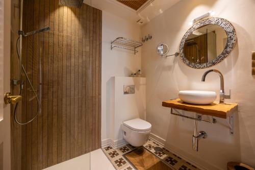 フエンヒロラにあるVilla Casa Colón - Piscina privada - Barbacoa - Fuengirola - VitviHolidaysのシャワー、トイレ、洗面台を備えたバスルーム