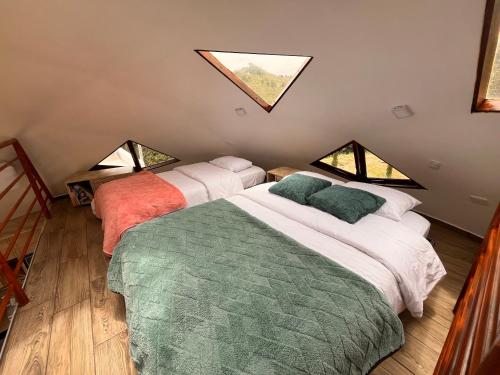 Postel nebo postele na pokoji v ubytování Koumpí Glamping Lodge