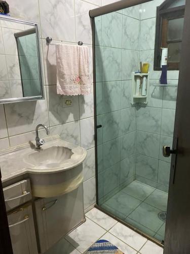a bathroom with a sink and a shower at Chalé Recanto Derrico in Santo Antônio do Pinhal