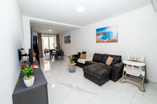 Χώρος καθιστικού στο New 3 Bedroom apartment A1