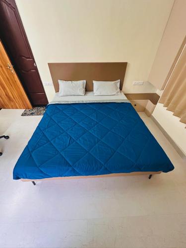 Postel nebo postele na pokoji v ubytování Robins Roost 2BHK Modern AC Flat in Wakad Pune