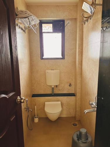 Koupelna v ubytování Robins Roost 2BHK Modern AC Flat in Wakad Pune