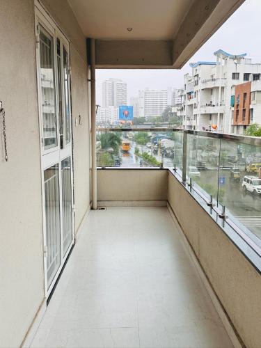 Balkón nebo terasa v ubytování Robins Roost 2BHK Modern AC Flat in Wakad Pune