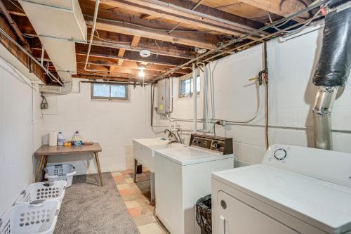 Una cocina o cocineta en 7 Mi to Downtown Minneapolis Home with Fire Pit!