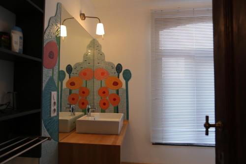 La salle de bains est pourvue d'un lavabo et d'un miroir. dans l'établissement Bed and breakfast Le fourchu fossé, à Liège