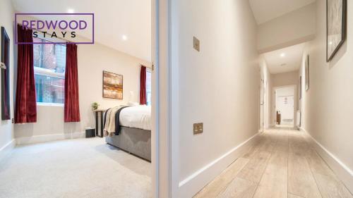 a bedroom with a bed and a sign that reads redwood stays at Newly Refurbished Everest Lodge Serviced Apartments for Contractors & Families, FREE WiFi & Netflix by REDWOOD STAYS in Farnborough