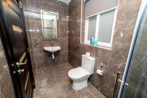 Ένα μπάνιο στο New 3 Bedroom apartment A1