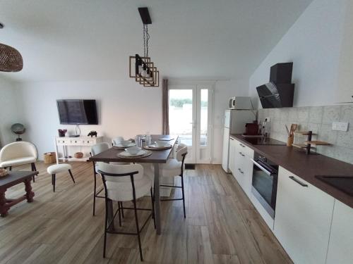 une cuisine et une salle à manger avec une table et des chaises dans l'établissement Maisonnette 55m2 Lozari, à Belgodère