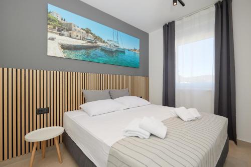 a bedroom with a bed with white towels on it at Villa Urban in Ražanj