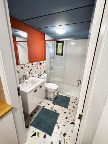 Koupelna v ubytování Modern Studio 4 private Kitchenette and Bathroom