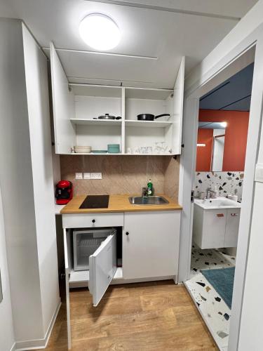 Kuchyň nebo kuchyňský kout v ubytování Modern Studio 4 private Kitchenette and Bathroom