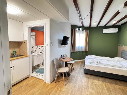 Postel nebo postele na pokoji v ubytování Modern Studio 4 private Kitchenette and Bathroom