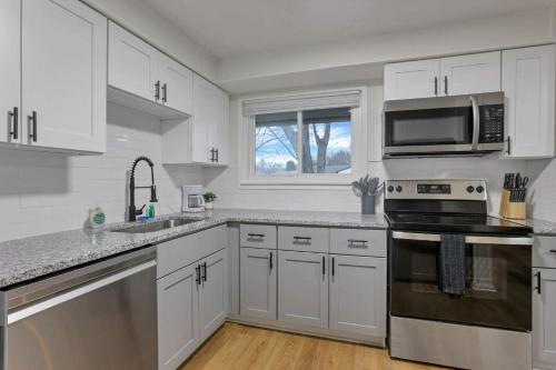 Dapur atau dapur kecil di The Reynoldsburg Getaway