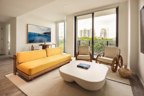 Postel nebo postele na pokoji v ubytování Flow Fort Lauderdale Hotel