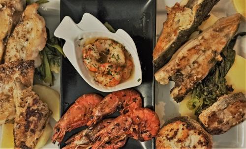 a box of food with a plate of meat and vegetables at Restaurante y Hostal San Paio in Santiago de Compostela