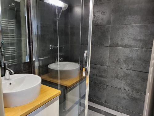 une salle de bain avec un lavabo et une douche dans l'établissement Studio Mezzanine Les Combettes E, aux Contamines-Montjoie