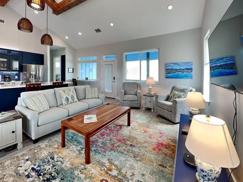 una sala de estar con un sofá y una mesa en Heron House, en Rockport