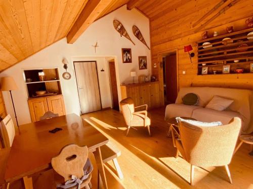 un salon avec un canapé et une table dans l'établissement Charmant 3 pièces savoyard avec balcon, cheminée, proche commerces et remontées mécaniques - FR-1-459-18, à La Clusaz