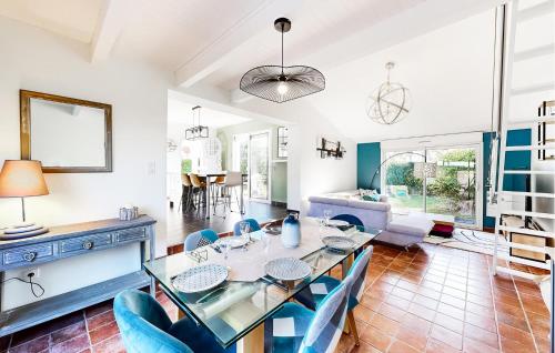 Photo de la galerie de l'établissement Gorgeous Home In Saint-Georges-De-Didon, à Saint-Georges-de-Didonne