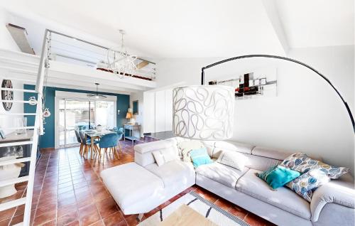 Photo de la galerie de l'établissement Gorgeous Home In Saint-Georges-De-Didon, à Saint-Georges-de-Didonne