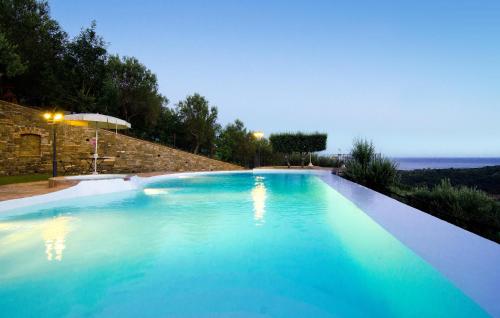 une grande piscine bleue dans une maison dans l'établissement Awesome Apartment In Casal Velino, à Casal Velino