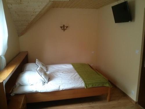 a small bedroom with a bed in the corner at Zbójna Debra in Golejów