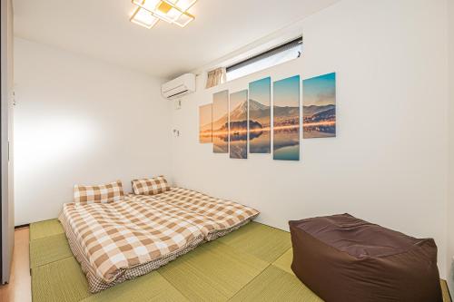 a white room with a bed and a window at New 3-Story Japanese Villa, 5-Min Walk to Edogawa Sttion 7 Guests 76sqm Near Airport Kiyoka 清禾 in Tokyo