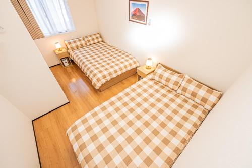 two beds in a small room with two lamps at New 3-Story Japanese Villa, 5-Min Walk to Edogawa Sttion 7 Guests 76sqm Near Airport Kiyoka 清禾 in Tokyo