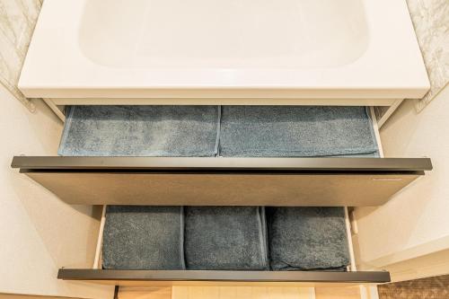 a drawer in a kitchen with grey towels at New 3-Story Japanese Villa, 5-Min Walk to Edogawa Sttion 7 Guests 76sqm Near Airport Kiyoka 清禾 in Tokyo