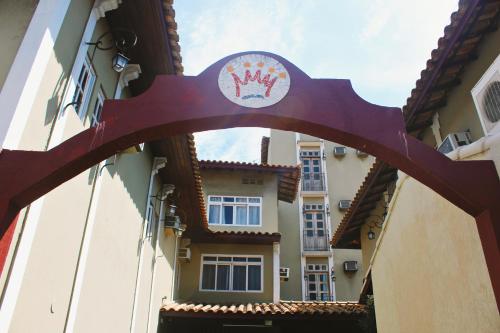 a view of a building through an archway at Hotel Pousada Del Rey in Macaé