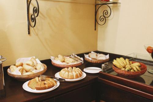 a group of bowls of food on a counter at Hotel Pousada Del Rey in Macaé
