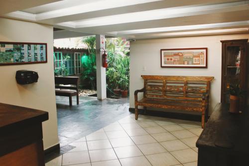 a living room with a bench in a room at Hotel Pousada Del Rey in Macaé