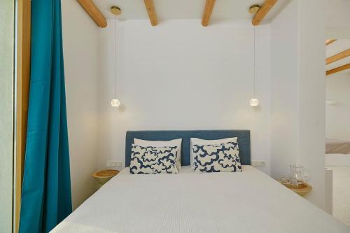 Ένα ή περισσότερα κρεβάτια σε δωμάτιο στο Luxury Villa Libra - AllParos Villas