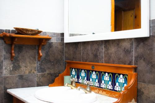 un baño con lavabo y espejo en Beechwood B&B, en Durban