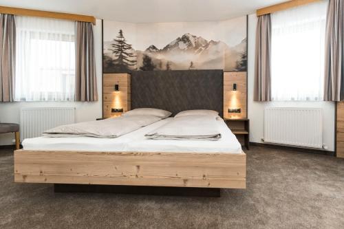 Ein Bett oder Betten in einem Zimmer der Unterkunft Hotel Garni Pfeifer