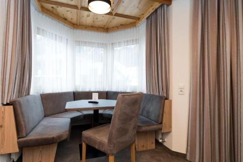 Ein Sitzbereich in der Unterkunft Hotel Garni Pfeifer
