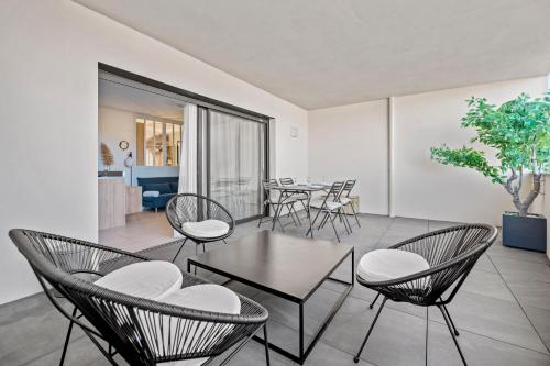 - un salon avec des chaises et une table ainsi qu'une salle à manger dans l'établissement Le Nid Bleu - 3 stars - Terrace and Parking, à Porticcio