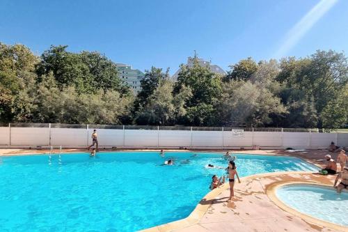 un groupe de personnes dans une piscine dans l'établissement COSY APPART LE COUCHANT 4 Pers - CLIM, BALCON,PISCINE,PLAGE 5 MIN, LA GRANDE MOTTE, à La Grande Motte