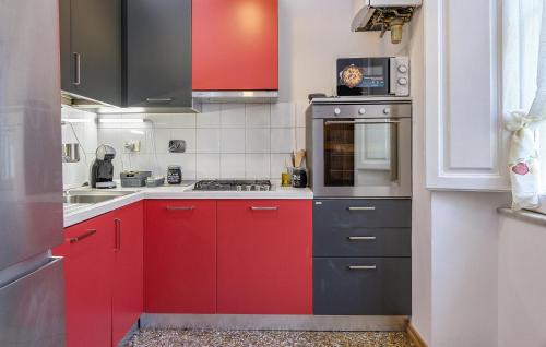 Kuchyňa alebo kuchynka v ubytovaní Stunning Apartment In Roma With Wifi