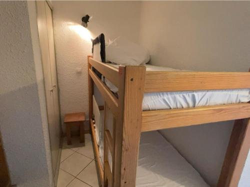 - un lit superposé avec un chat installé au-dessus dans l'établissement Studio montagne 4 pers, Wi-Fi, près des pistes Pra-Loup 1600 - FR-1-165A-195, à Uvernet