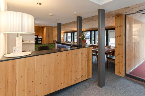 eine Küche und ein Esszimmer mit Holzvertäfelung in der Unterkunft Hotel Garni Pfeifer in Ischgl