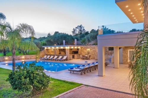 una casa con piscina y patio en Villa Melitini, en Suda